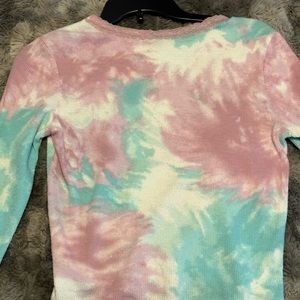 Tie-dyed. Waffle patterned.Lacey collar neck.